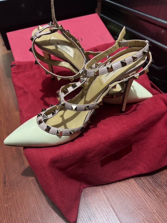 Valentino Garavani Shoes - Valentino Garavani Cream Pointed-Toe Rockstud T-Strap Pumps with Pink Trim